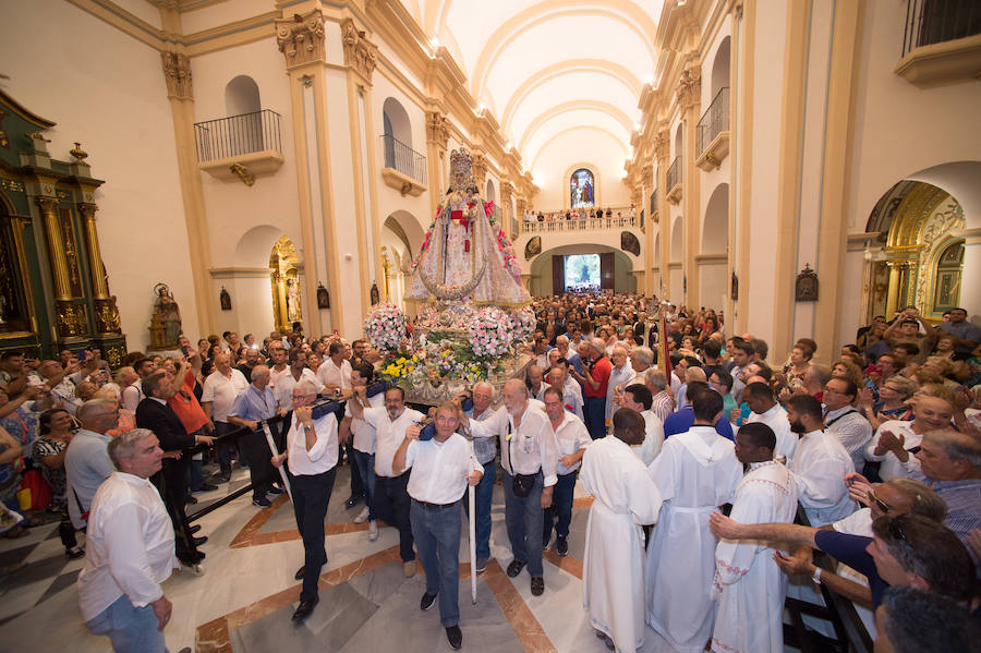 Durante el trayecto, la Patrona estuvo acompañada por cientos de murcianos desde la salida de su santuario hasta su llegada a la iglesia del Carmen