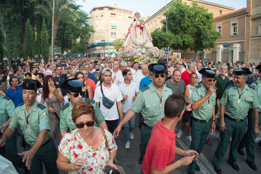 Durante el trayecto, la Patrona estuvo acompañada por cientos de murcianos desde la salida de su santuario hasta su llegada a la iglesia del Carmen