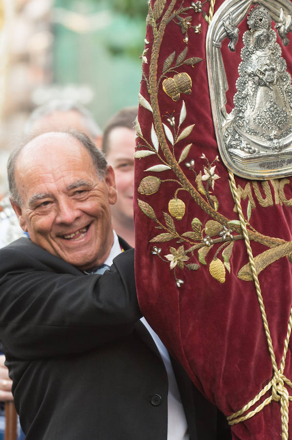 Durante el trayecto, la Patrona estuvo acompañada por cientos de murcianos desde la salida de su santuario hasta su llegada a la iglesia del Carmen