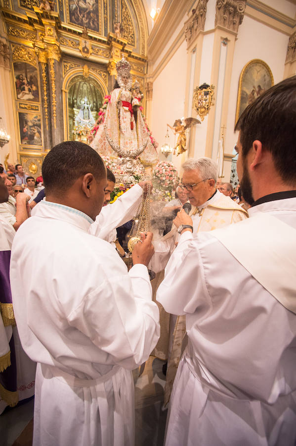 Durante el trayecto, la Patrona estuvo acompañada por cientos de murcianos desde la salida de su santuario hasta su llegada a la iglesia del Carmen
