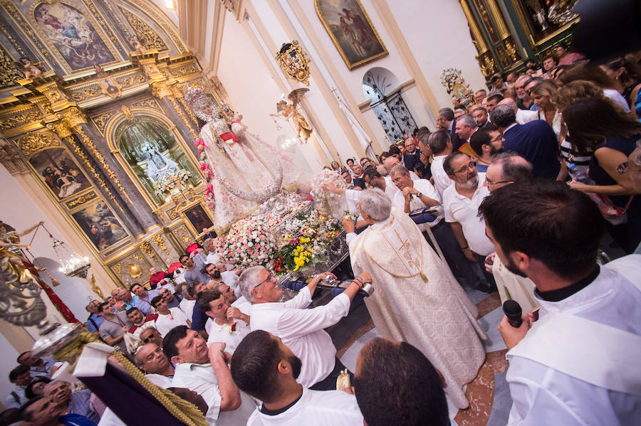 Durante el trayecto, la Patrona estuvo acompañada por cientos de murcianos desde la salida de su santuario hasta su llegada a la iglesia del Carmen