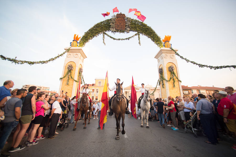 Durante el trayecto, la Patrona estuvo acompañada por cientos de murcianos desde la salida de su santuario hasta su llegada a la iglesia del Carmen