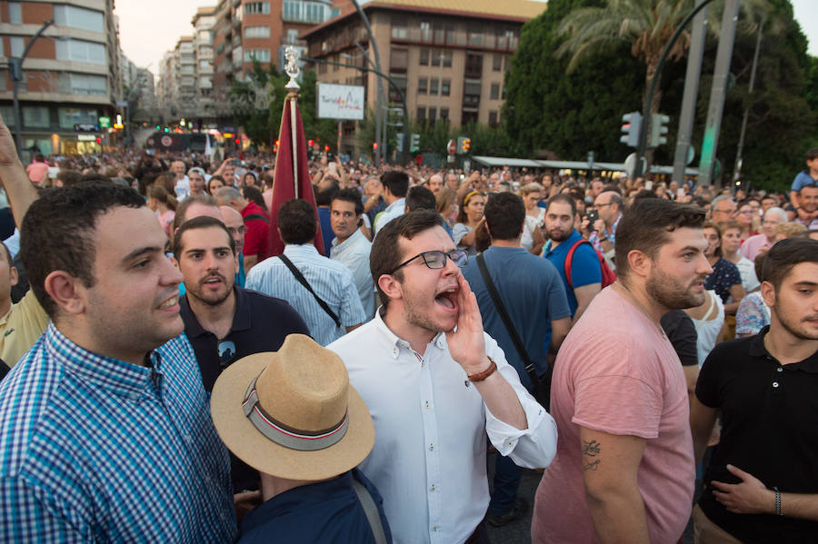 Durante el trayecto, la Patrona estuvo acompañada por cientos de murcianos desde la salida de su santuario hasta su llegada a la iglesia del Carmen