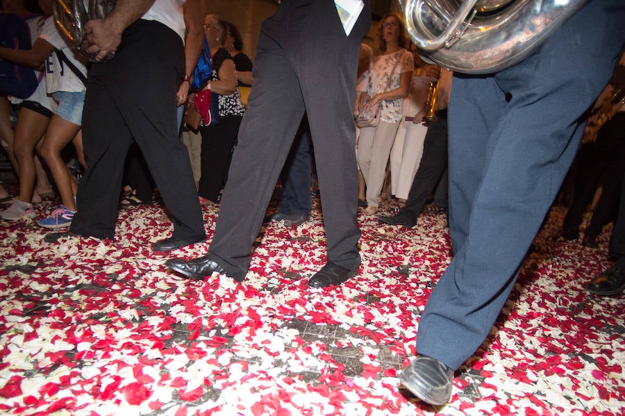 Durante el trayecto, la Patrona estuvo acompañada por cientos de murcianos desde la salida de su santuario hasta su llegada a la iglesia del Carmen