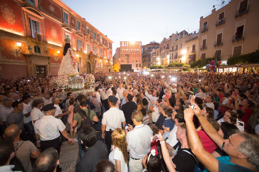 Durante el trayecto, la Patrona estuvo acompañada por cientos de murcianos desde la salida de su santuario hasta su llegada a la iglesia del Carmen