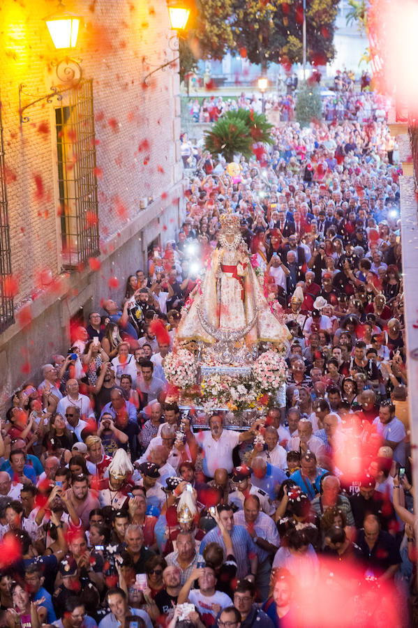 Durante el trayecto, la Patrona estuvo acompañada por cientos de murcianos desde la salida de su santuario hasta su llegada a la iglesia del Carmen