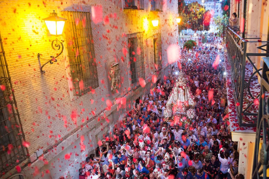 Durante el trayecto, la Patrona estuvo acompañada por cientos de murcianos desde la salida de su santuario hasta su llegada a la iglesia del Carmen