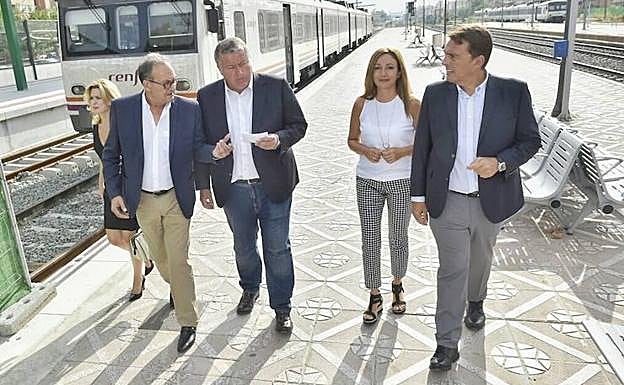 Los diputados y senadores nacionales por la Región de Murcia, este viernes, en la estación del Carmen