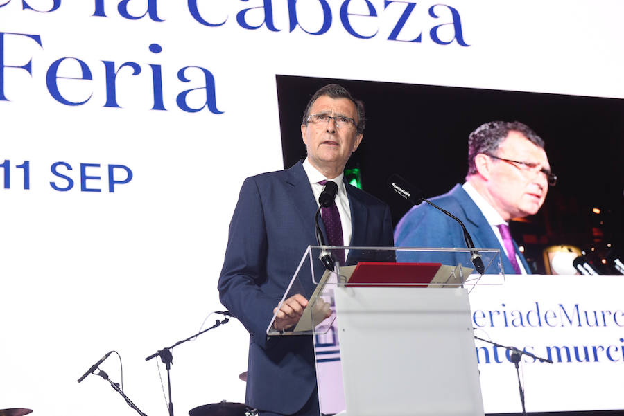 Más de 3.000 personas llenaron la plaza Belluga para ver a siete artistas murcianos dar el pistoletazo de salida oficial a las celebraciones