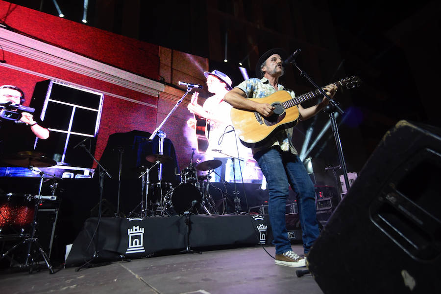 Más de 3.000 personas llenaron la plaza Belluga para ver a siete artistas murcianos dar el pistoletazo de salida oficial a las celebraciones