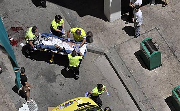 Efectivos sanitarios atienden a un obrero tras sufrir un accidente. 