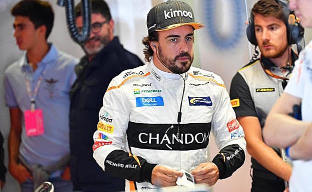 Fernando Alonso preparándose para los libres en el circuito de Monza, Italia