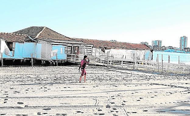 Un turista pasea junto al balneario, en estado ruinoso, en una imagen tomada recientemente. 