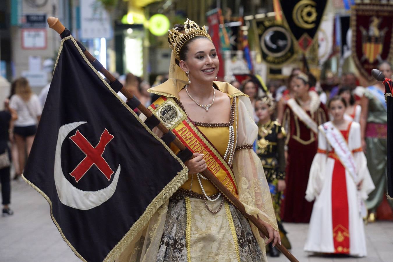 El pregonero Yayo Delgado ensalza en un Romea abarrotado de público la tradición de kábilas y mesnadas