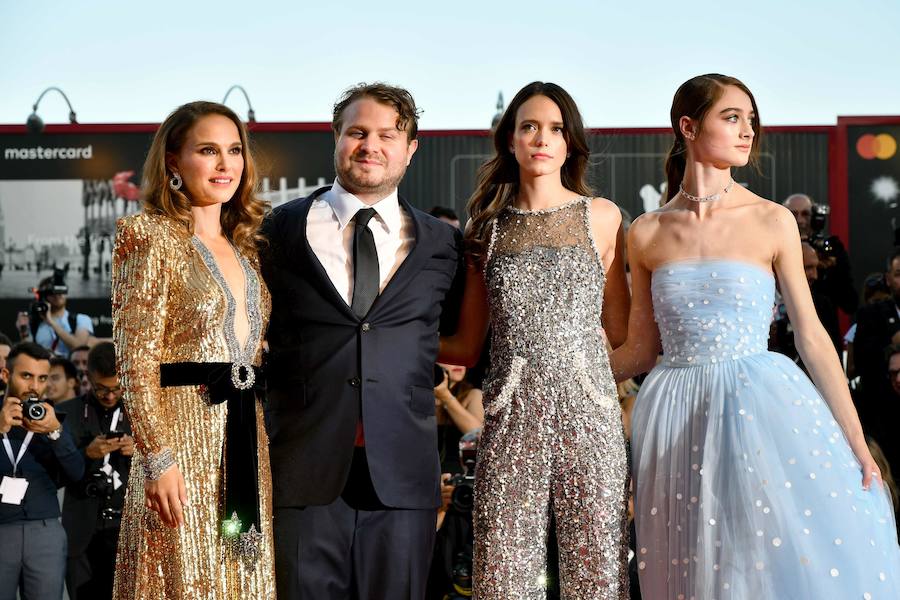 La actriz Natalie Portman sorprendió hoy en la alfombra roja de Venecia con un traje de lentejuelas en tono dorado, en un guiño al personaje que interpreta en «Vox Lux», la cinta firmada por Brady Corbet, que se estrenó en la Mostra y compite por el León de Oro.