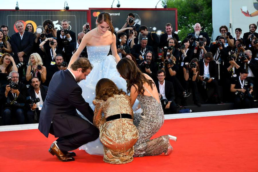 La actriz Natalie Portman sorprendió hoy en la alfombra roja de Venecia con un traje de lentejuelas en tono dorado, en un guiño al personaje que interpreta en «Vox Lux», la cinta firmada por Brady Corbet, que se estrenó en la Mostra y compite por el León de Oro.