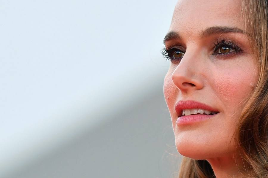 La actriz Natalie Portman sorprendió hoy en la alfombra roja de Venecia con un traje de lentejuelas en tono dorado, en un guiño al personaje que interpreta en «Vox Lux», la cinta firmada por Brady Corbet, que se estrenó en la Mostra y compite por el León de Oro.