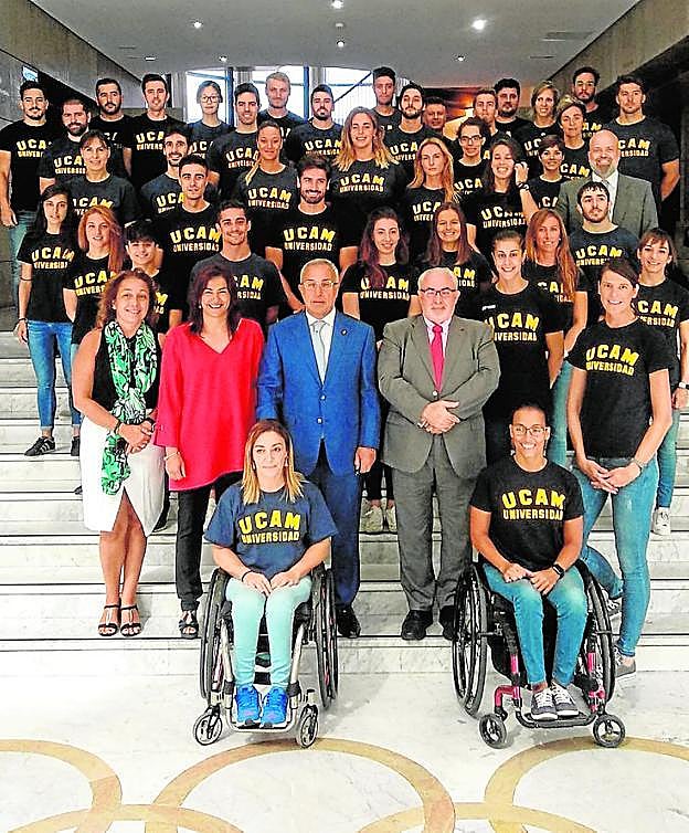 Presentación ayer de los últimos deportistas adscritos a la UCAM, con Rienda, Blanco y Mendoza, en el centro.