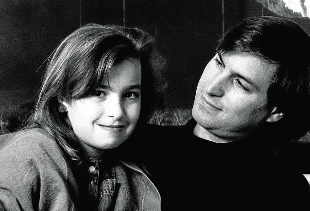 Lisa Brennan-Jobs posa con su padre, Steve Jobs, en 1989.