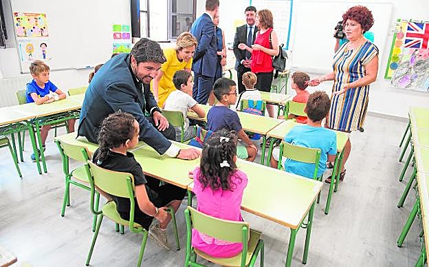 El presidente regional, Fernando López Miras, ayer, charlando con los niños en una de las aulas del colegio Ciudad de Begastri.