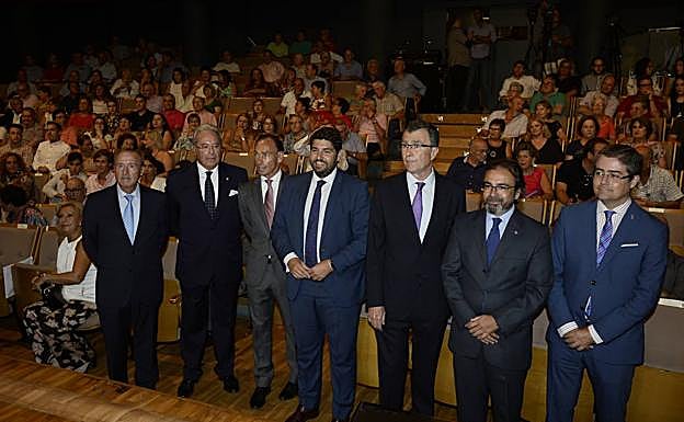 De izquierda a derecha: Gómez Fayrén, Alfonso Avilés, Pepín Liria, López Miras, José Ballesta, Pedro Rivera y Jesús Pacheco, durante el acto del pregón.