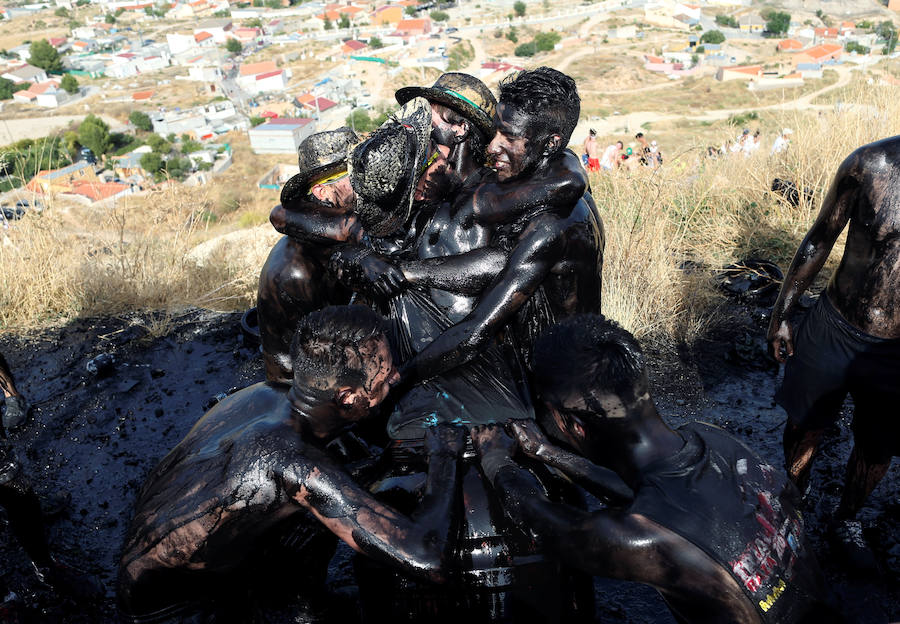 Miles de personas celebran en Baza (Granada) la centenaria fiesta del Cascamorras, declarada de Interés Turístico Internacional desde el 2013. Han impedido con miles de kilos de pintura negra que el enviado del vecino municipio de Guadix venza al llegar limpio a la iglesia de la Merced