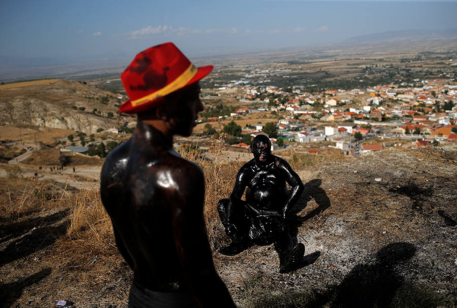 Miles de personas celebran en Baza (Granada) la centenaria fiesta del Cascamorras, declarada de Interés Turístico Internacional desde el 2013. Han impedido con miles de kilos de pintura negra que el enviado del vecino municipio de Guadix venza al llegar limpio a la iglesia de la Merced