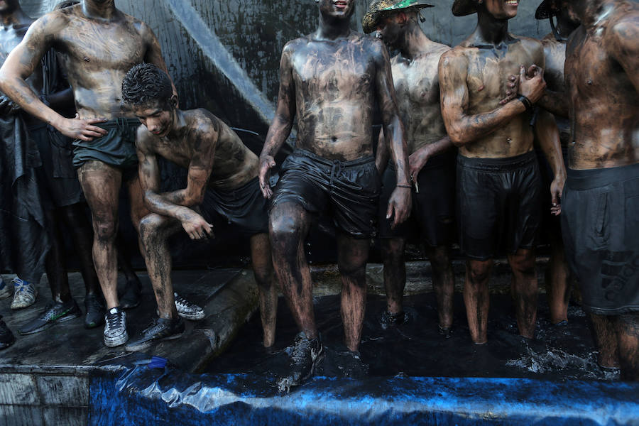 Miles de personas celebran en Baza (Granada) la centenaria fiesta del Cascamorras, declarada de Interés Turístico Internacional desde el 2013. Han impedido con miles de kilos de pintura negra que el enviado del vecino municipio de Guadix venza al llegar limpio a la iglesia de la Merced