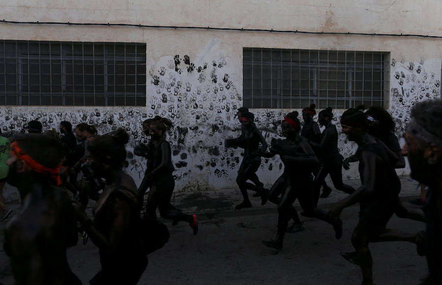 Miles de personas celebran en Baza (Granada) la centenaria fiesta del Cascamorras, declarada de Interés Turístico Internacional desde el 2013. Han impedido con miles de kilos de pintura negra que el enviado del vecino municipio de Guadix venza al llegar limpio a la iglesia de la Merced