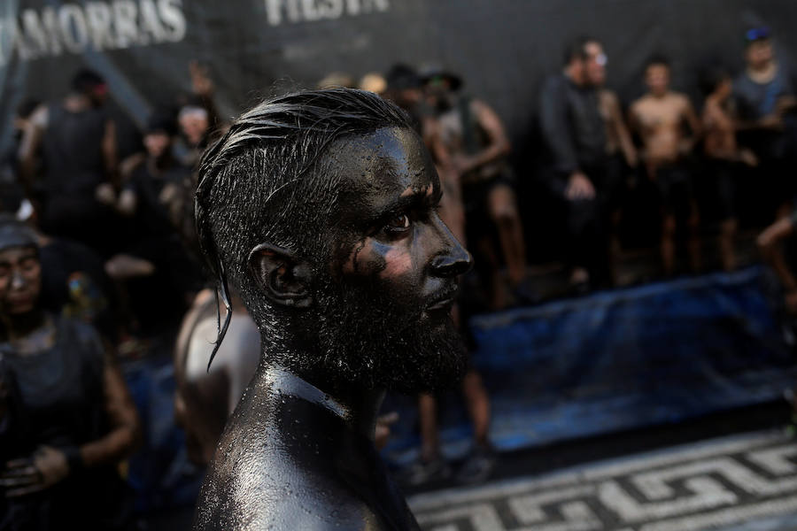 Miles de personas celebran en Baza (Granada) la centenaria fiesta del Cascamorras, declarada de Interés Turístico Internacional desde el 2013. Han impedido con miles de kilos de pintura negra que el enviado del vecino municipio de Guadix venza al llegar limpio a la iglesia de la Merced