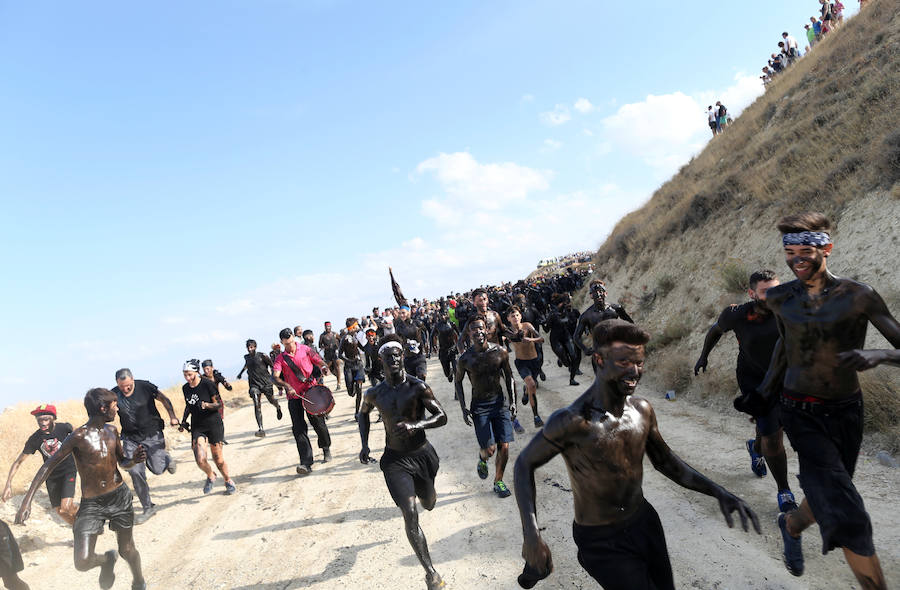 Miles de personas celebran en Baza (Granada) la centenaria fiesta del Cascamorras, declarada de Interés Turístico Internacional desde el 2013. Han impedido con miles de kilos de pintura negra que el enviado del vecino municipio de Guadix venza al llegar limpio a la iglesia de la Merced