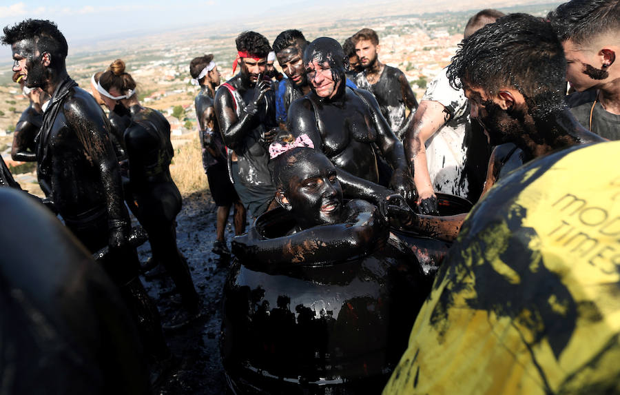 Miles de personas celebran en Baza (Granada) la centenaria fiesta del Cascamorras, declarada de Interés Turístico Internacional desde el 2013. Han impedido con miles de kilos de pintura negra que el enviado del vecino municipio de Guadix venza al llegar limpio a la iglesia de la Merced