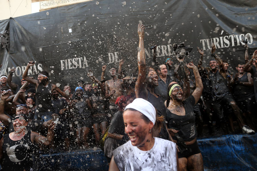 Miles de personas celebran en Baza (Granada) la centenaria fiesta del Cascamorras, declarada de Interés Turístico Internacional desde el 2013. Han impedido con miles de kilos de pintura negra que el enviado del vecino municipio de Guadix venza al llegar limpio a la iglesia de la Merced