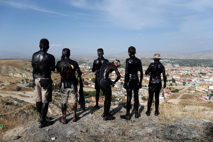 Miles de personas celebran en Baza (Granada) la centenaria fiesta del Cascamorras, declarada de Interés Turístico Internacional desde el 2013. Han impedido con miles de kilos de pintura negra que el enviado del vecino municipio de Guadix venza al llegar limpio a la iglesia de la Merced