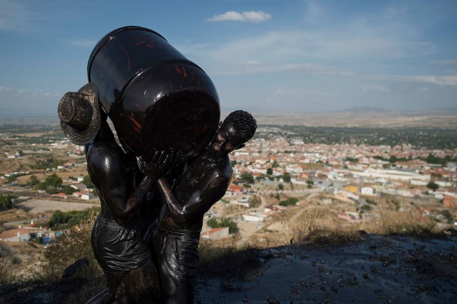 Miles de personas celebran en Baza (Granada) la centenaria fiesta del Cascamorras, declarada de Interés Turístico Internacional desde el 2013. Han impedido con miles de kilos de pintura negra que el enviado del vecino municipio de Guadix venza al llegar limpio a la iglesia de la Merced