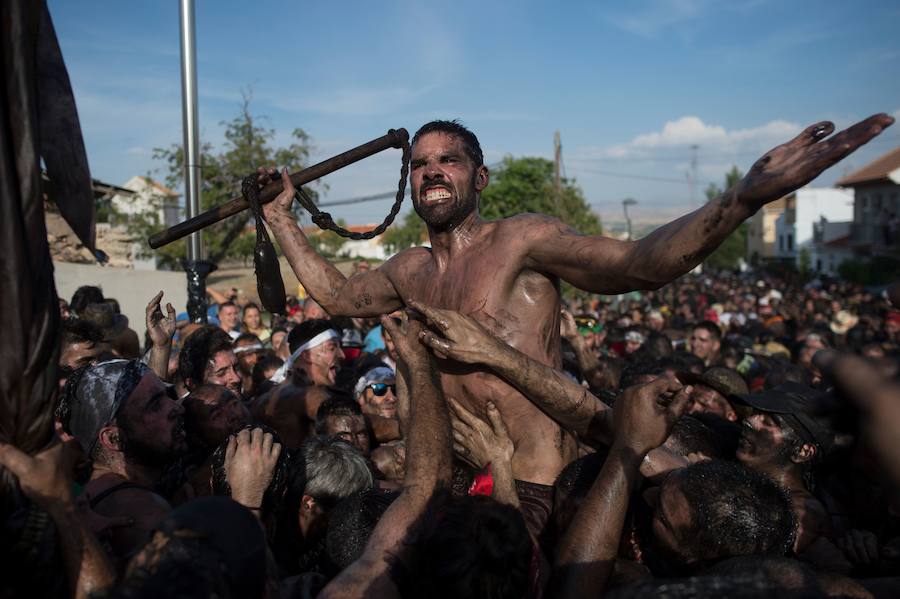 Miles de personas celebran en Baza (Granada) la centenaria fiesta del Cascamorras, declarada de Interés Turístico Internacional desde el 2013. Han impedido con miles de kilos de pintura negra que el enviado del vecino municipio de Guadix venza al llegar limpio a la iglesia de la Merced