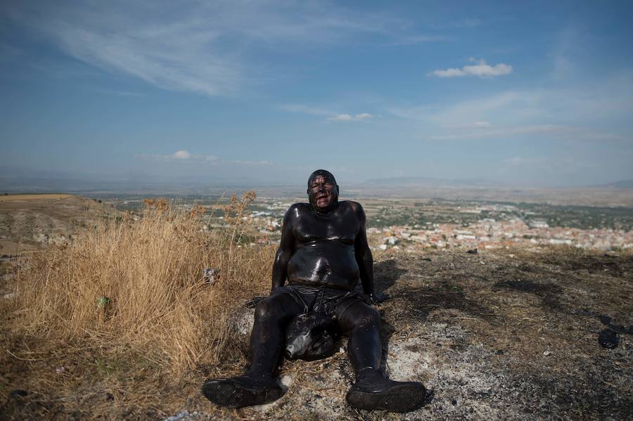 Miles de personas celebran en Baza (Granada) la centenaria fiesta del Cascamorras, declarada de Interés Turístico Internacional desde el 2013. Han impedido con miles de kilos de pintura negra que el enviado del vecino municipio de Guadix venza al llegar limpio a la iglesia de la Merced