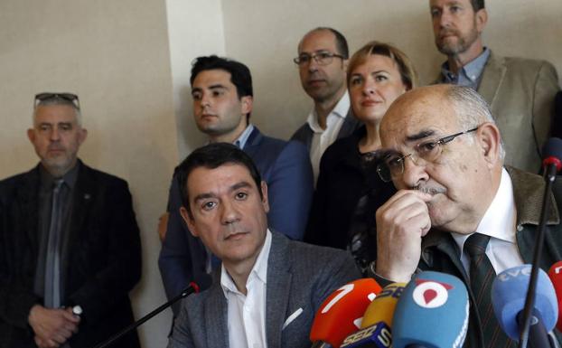 Garre (derecha), junto a José Gabriel Ruiz, durante la presentación del partido el pasado mes de enero. 