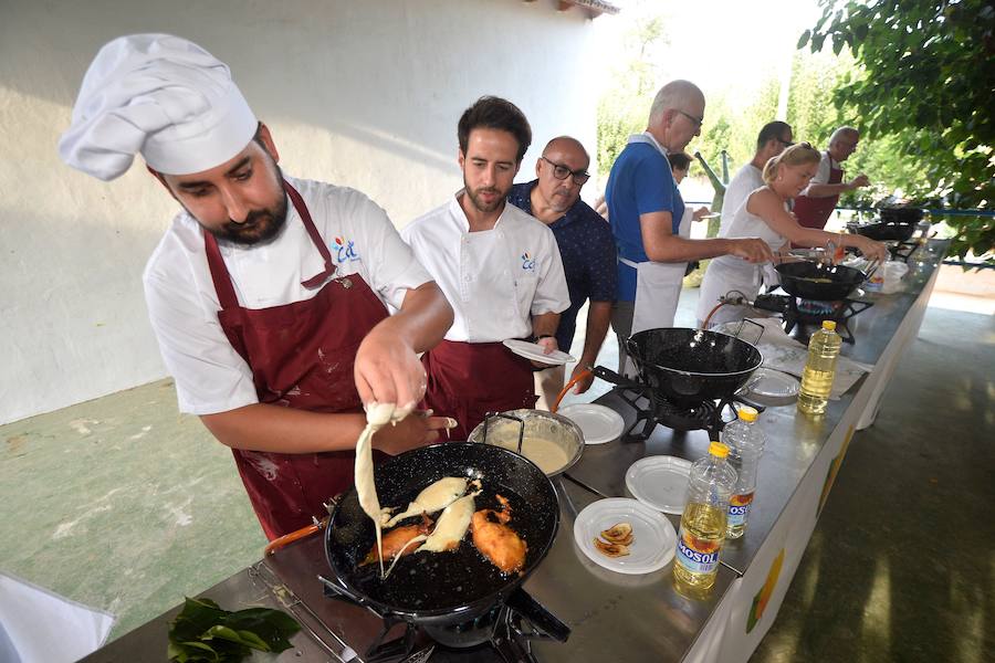 Más de medio centenar de aspirantes participan en el I Concurso Regional para elegir la mejor pieza de esta joya gastronómica. La sede de la Federación de Peñas Huertanas acogió ayer la primera semifinal