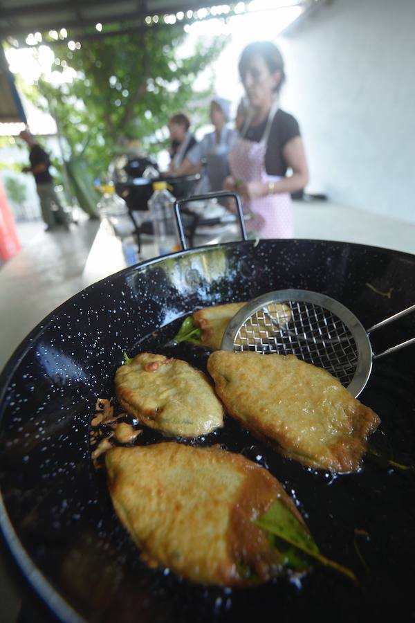 Más de medio centenar de aspirantes participan en el I Concurso Regional para elegir la mejor pieza de esta joya gastronómica. La sede de la Federación de Peñas Huertanas acogió ayer la primera semifinal