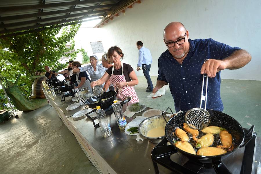 Más de medio centenar de aspirantes participan en el I Concurso Regional para elegir la mejor pieza de esta joya gastronómica. La sede de la Federación de Peñas Huertanas acogió ayer la primera semifinal