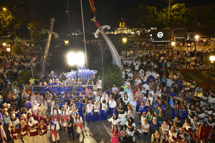 Moros y Cristianos convocan con un pasacalles a la ciudad para celebrar esta tarde el 35º aniversario de su fundación