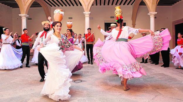 El Ballet Folclórico República Saraki Música y Danza de Paraguay, ayer, en el patio porticado del Palacio de Guevara. 