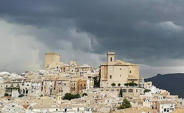 Nubarrones de la tormenta sobre el casco histórico de Moratalla en un episodio de tormentas de este verano.