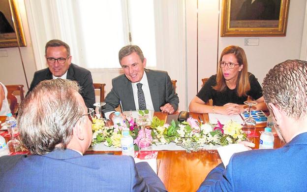 Conesa, Saura y Castejón, ayer, frente a Valverde y Segado. 