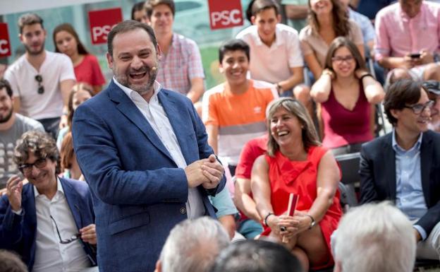 José Luís Ábalos (c), y la alcaldesa de L'Hospitalet de Llobregat, Núria Marín (2d), durante un acto con militantes hoy en 'Hospitalet (Barcelona).