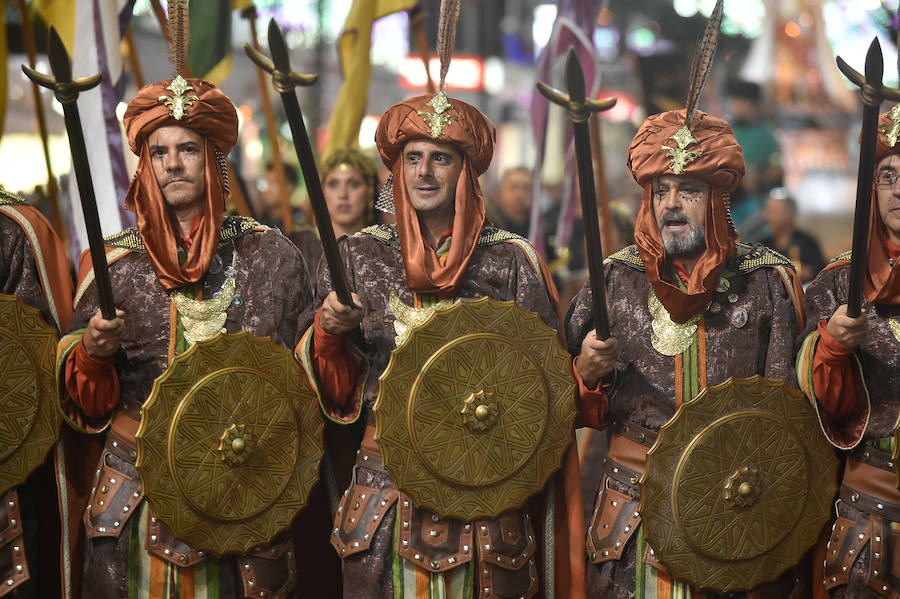 Este año, como novedad, el bando moro, encabezado por el rey Aben Hud, abre el desfile