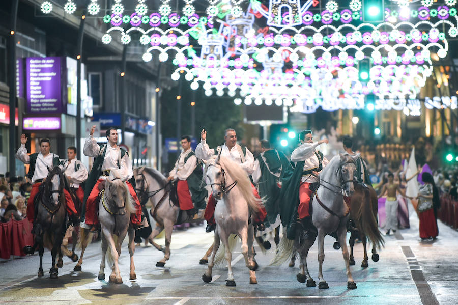 Este año, como novedad, el bando moro, encabezado por el rey Aben Hud, abre el desfile