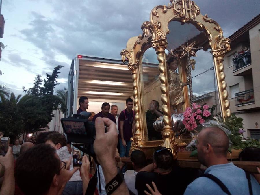 Miles de romeros acompañan la imagen sagrada desde su santuario al Real Monasterio de la Encarnación, dando inicio a las fiestas patronales de Mula