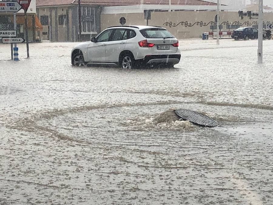 La localidad del Altiplano recoge la mayor cantidad de agua de este domingo en la Región, con más de 20 litros por metro cuadrado y registra decenas de incidencias por inundaciones de vías, bajos y garajes